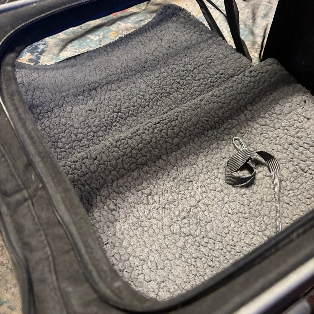Dog or cat travel bag with side vent